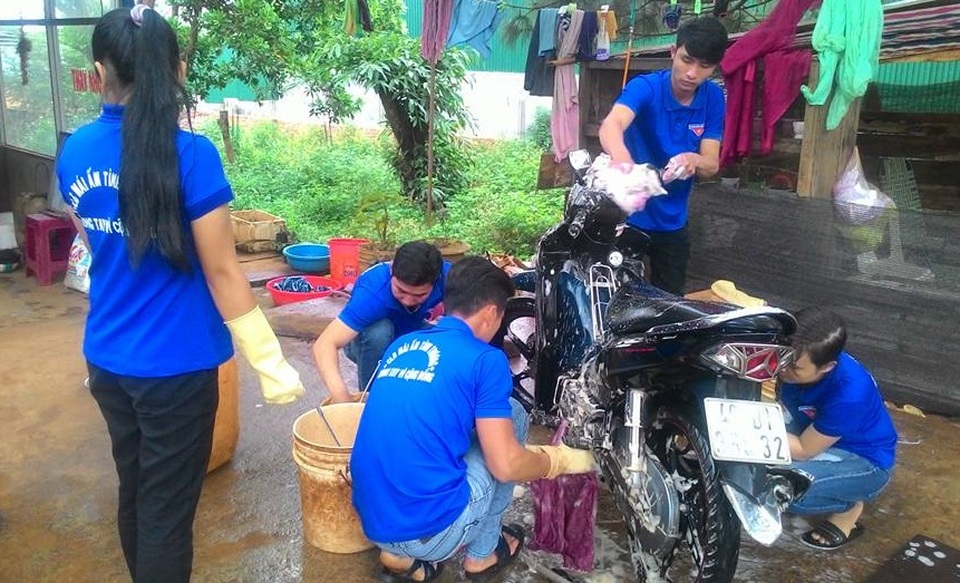 Thanh niên xã rủ nhau rửa xe làm từ thiện - 2 Họ là học sinh, giáo viên, cán bộ xã và cả lao động chân tay…..