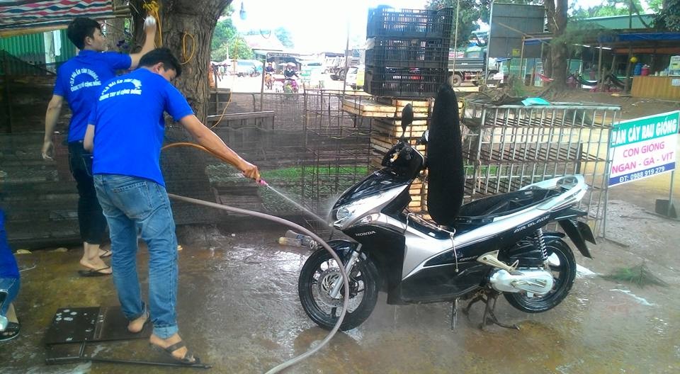 Thanh niên xã rủ nhau rửa xe làm từ thiện - 3 …. Nhưng cùng cố gắng để may thật nhiều áo mới cho học sinh nghèo trong xã