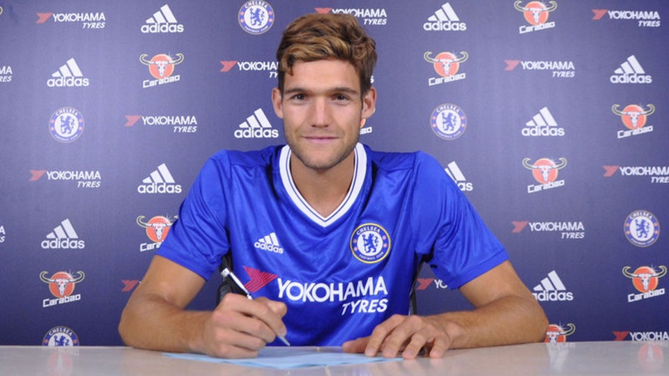 Chelsea đã “gấp rút” chiêu mộ Marcos Alonso trong ngày cuối thị trường chuyển nhượng mùa Hè với mức phí 26,5 triệu euro. Họ đã bị mua đắt 16,7 triệu euro so với giá trị thực của Marcos Alonso.