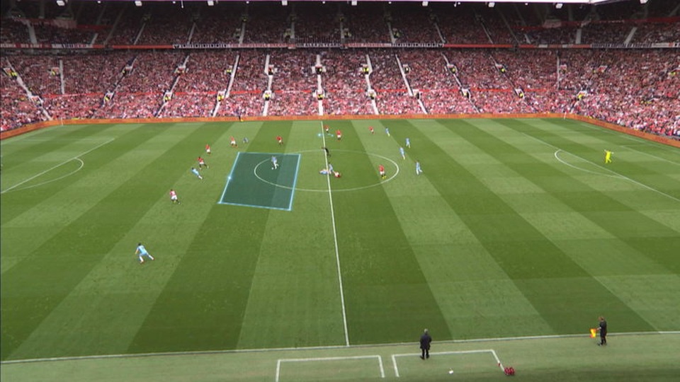 Pogba di chuyển lệch trái, khiến MU để lộ khoảng trống quá lớn