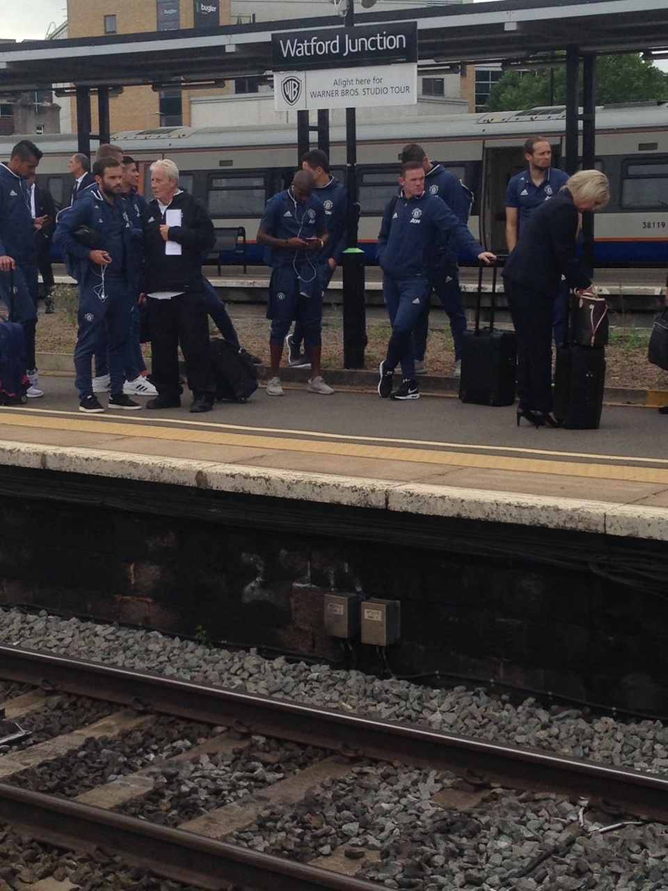 Thày trò Mourinho chờ tàu về Manchester