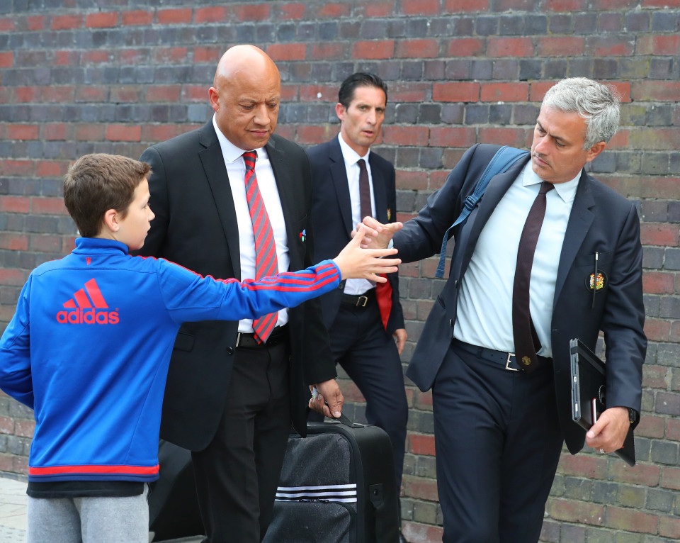 Mourinho bắt tay người hâm mộ trong tâm trạng não nề