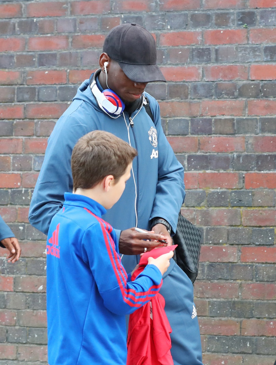 Pogba cũng ký tặng người hâm mộ