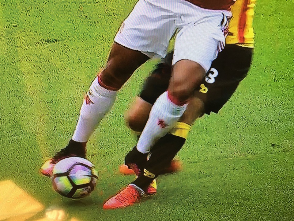 Bức hình trên mạng chỉ ra rằng Martial đã bị phạm lỗi