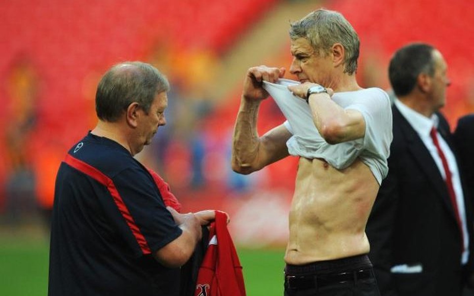 Những bức ảnh cực độc về HLV Wenger trong 20 năm dẫn dắt Arsenal - 10 HLV Wenger thay áo trong trận chung kết FA Cup năm 2014