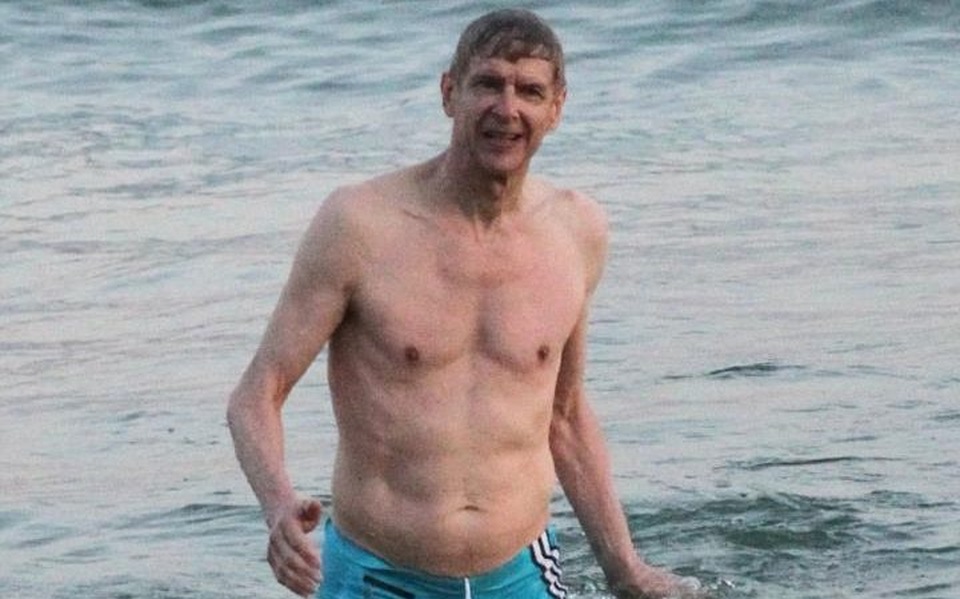 HLV Wenger chụp ảnh theo phong cách tài tử điện ảnh Daniel Craig khi tắm biển ở Brazil dịp World Cup 2014