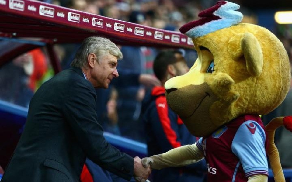 Những bức ảnh cực độc về HLV Wenger trong 20 năm dẫn dắt Arsenal - 19 HLV Wenger thân thiện bắt tay mascot
