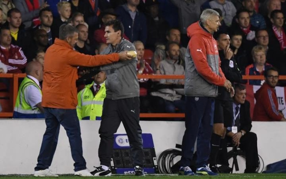 Những bức ảnh cực độc về HLV Wenger trong 20 năm dẫn dắt Arsenal - 20 HLV Wenger tập trung vào trận đấu, không quan tâm tới việc CĐV xuống sân trong trận đấu với Nottingham Forrest ở FA Cup vào tuần trước
