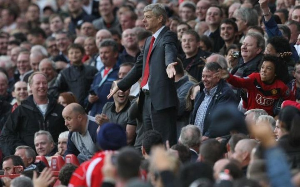 Những bức ảnh cực độc về HLV Wenger trong 20 năm dẫn dắt Arsenal - 4 HLV Wenger giữa đám đông CĐV MU trong cuộc đọ sức năm 2009