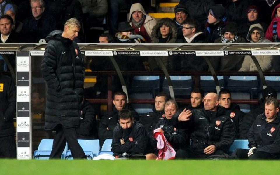 Những bức ảnh cực độc về HLV Wenger trong 20 năm dẫn dắt Arsenal - 5 Nỗi buồn vô hạn của HLV Wenger