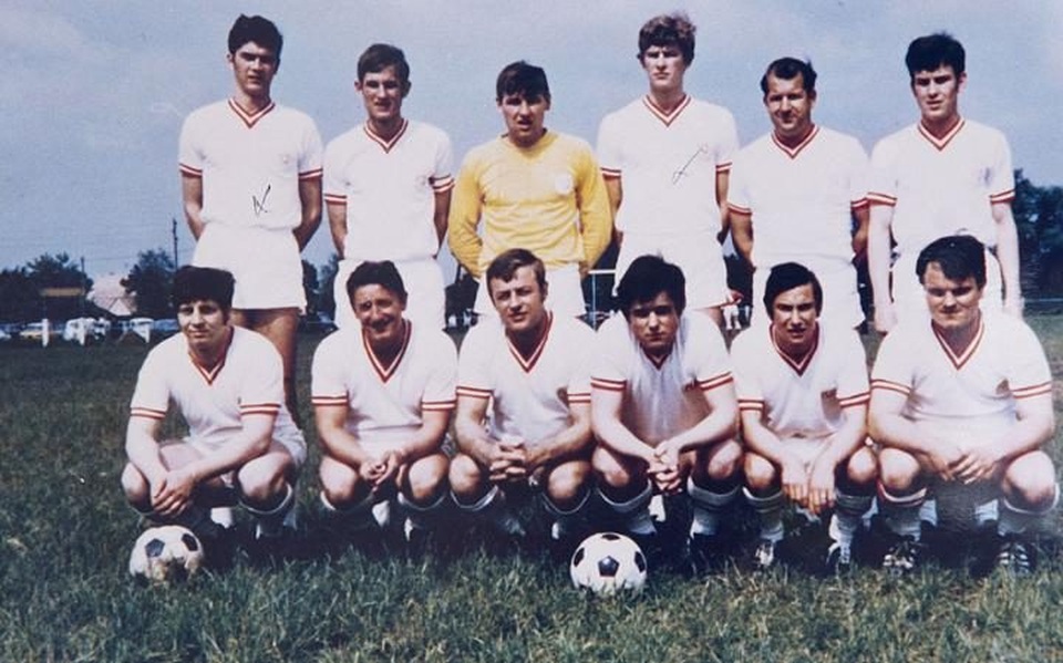 Thảm bại 1-10 và câu chuyện về HLV vĩ đại Arsene Wenger - 1 HLV Wenger (thứ 4 từ trái sang) chụp hình cùng đội bóng làng Duttlenheim