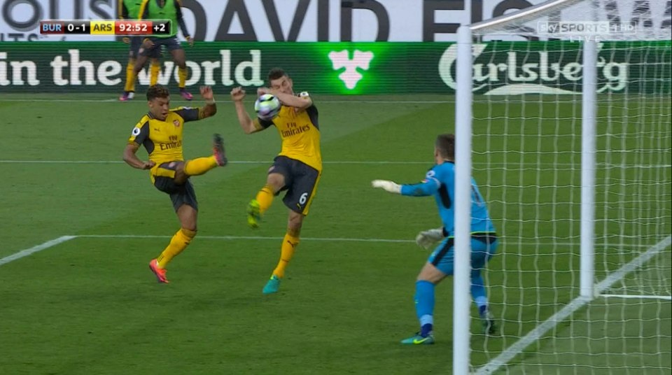 Bóng chạm tay của Koscielny trước khi bay vào lưới Burnley