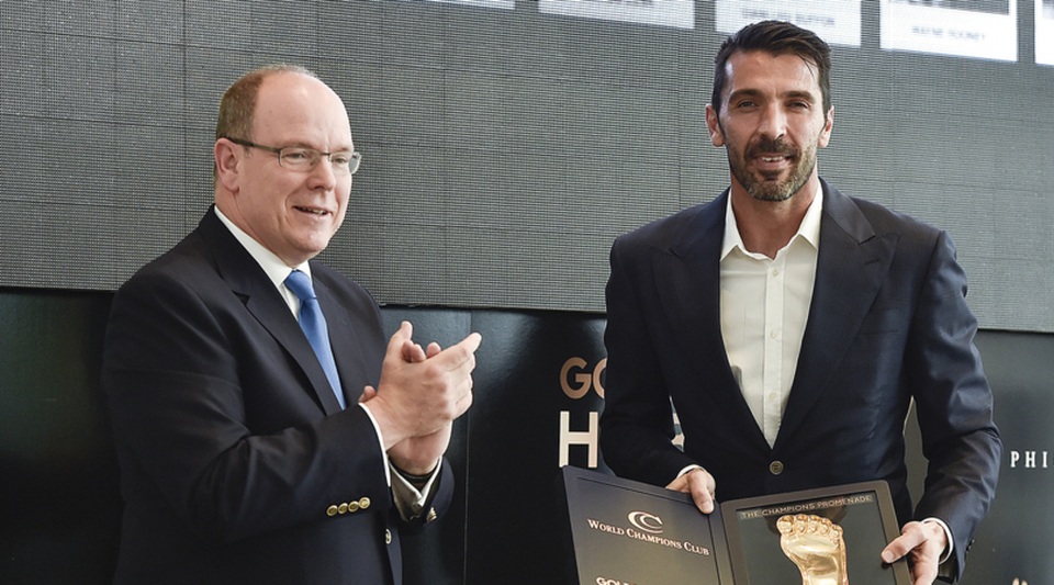 Vượt Messi và C.Ronaldo, Buffon nhận giải “Bàn chân vàng” - 1 Buffon được vinh danh ở giải thưởng Bàn chân vàng