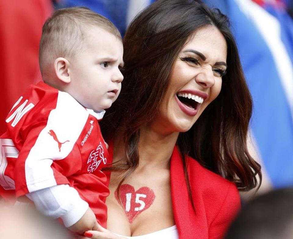 Ngắm vẻ đẹp của “bông hoa” đẹp nhất làng bóng đá châu Âu - 5 Ngắm vẻ đẹp của “bông hoa” đẹp nhất làng bóng đá châu Âu - 5