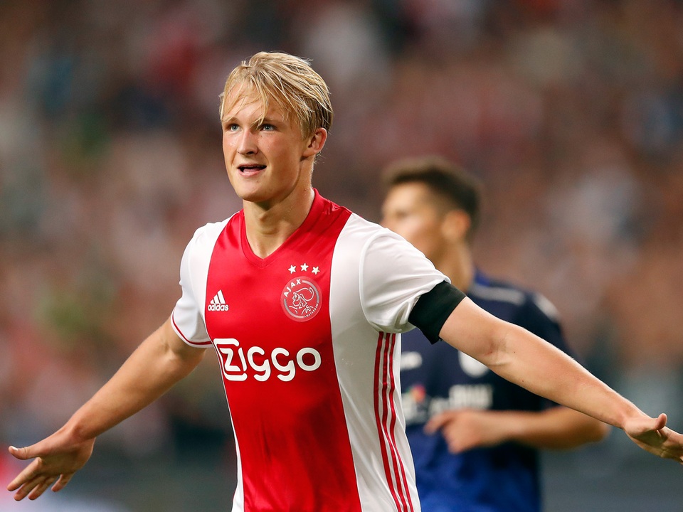 Kasper Dolberg được phát hiện bởi John Steen Olsen, người từng ươm mầm hàng loạt cầu thủ sáng giá như Zlatan Ibrahimović, Viktor Fischer, và Christian Eriksen. Năm nay, cầu thủ sinh năm 1997 này mới được đôn lên đội 1 Ajax nhưng đã nhanh chóng gây ấn tượng. Sau 7 trận ra sân cho Ajax, tiền đạo người Đan Mạch đã ghi được 4 bàn thắng.