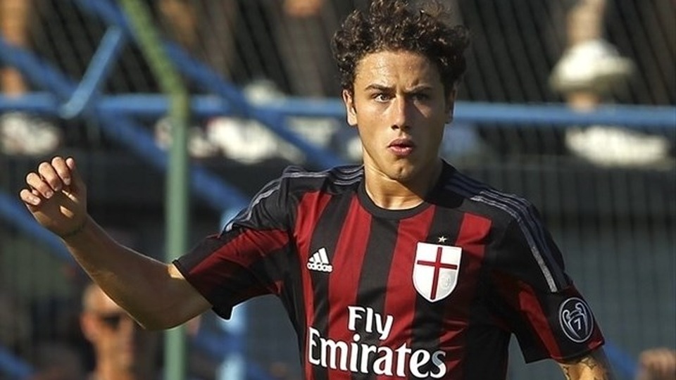 UEFA đã xếp Calabria nằm trong danh sách những cầu thủ sáng giá nhất châu Âu. Hậu vệ này đã gây ấn tượng mạnh mẽ ở lứa trẻ của AC Milan và Italia. Giờ đây, anh bắt đầu được thử sức ở đội 1 AC Milan.