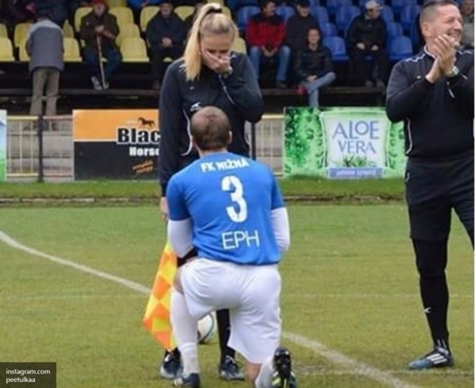 Cầu thủ Lubomir cầu hôn trọng tài ngay trên sân