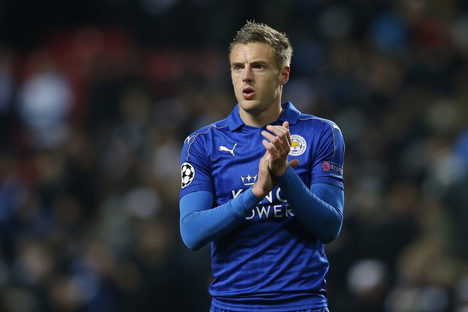 Mùa giải trước, Vardy rực sáng khi đóng góp tới 24 bàn thắng (xếp thứ 2 trong danh sách ghi bàn ở Premier League). Điều đó giúp Leicester City lên ngôi vô địch. Nhưng sang mùa này, Vardy đã “tắt điện”. Tới thời điểm này, chân sút sinh năm 1987 mới ghi được 2 bàn thắng. Sự sa sút của Vardy tới cùng tới thời điểm Leicester City cũng đang gặp nhiều khó khăn.