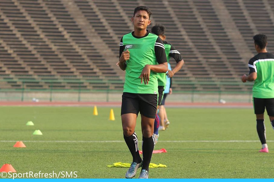 Nub Tola khá đa năng. Ngoài vị trí trung vệ, cầu thủ này còn đá tốt ở vị trí… tiền đạo. Ở giải vô địch U19 Đông Nam Á, chính Nub Tola dẫn dắt hàng công của Campuchia và ghi được 3 bàn thắng nhưng ở AFF Cup 2016, anh sẽ là thủ lĩnh trong hàng thủ 3 người của đội tuyển này.