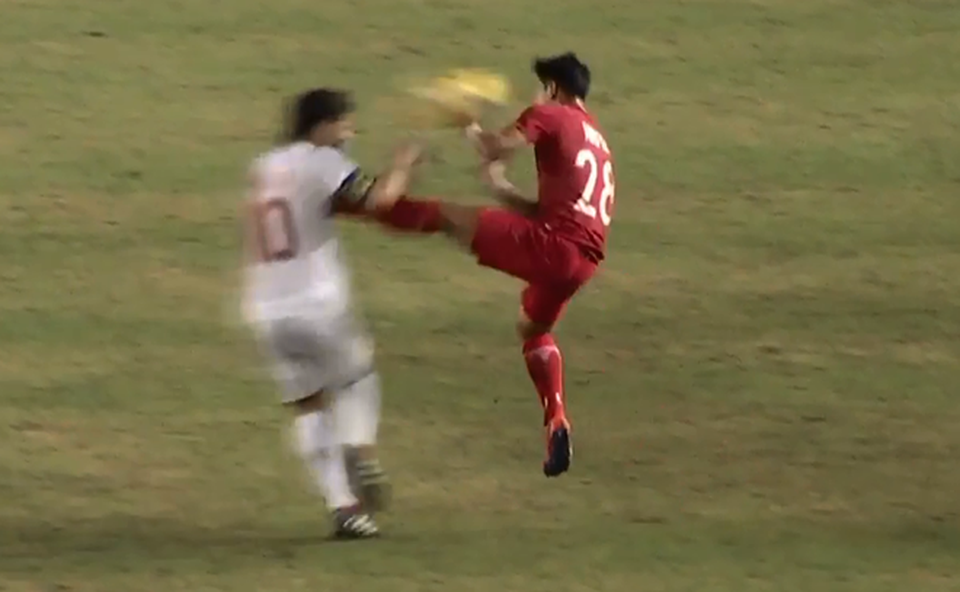 Cú kung-fu của Hafiz Abu Sujad với Phil Younghusband