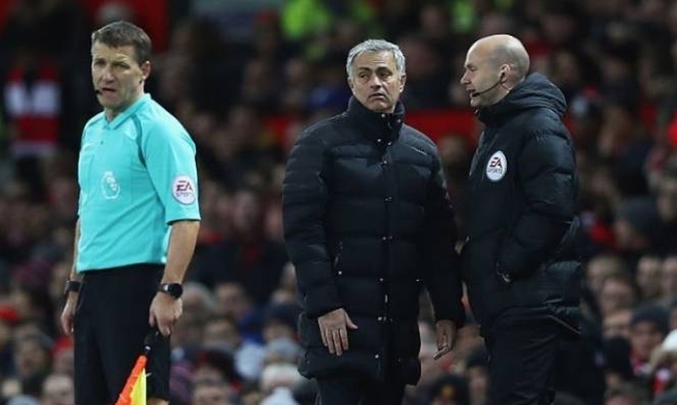 Mourinho bị buộc tội vì hành vi đá bay chai nước - 1 Mourinho đối diện với án phạt từ FA