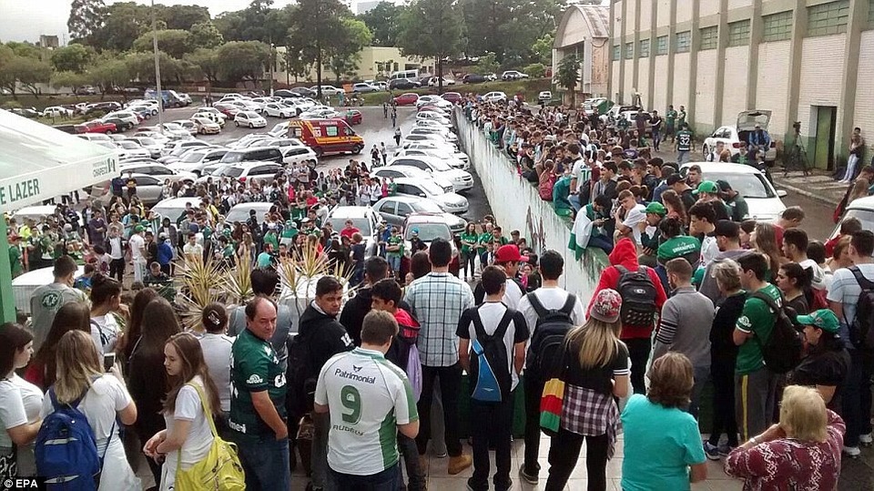 Xót lòng trước những giọt nước mắt của CĐV đội bóng xấu số Chapecoense - 7 Xót lòng trước những giọt nước mắt của CĐV đội bóng xấu số Chapecoense - 7