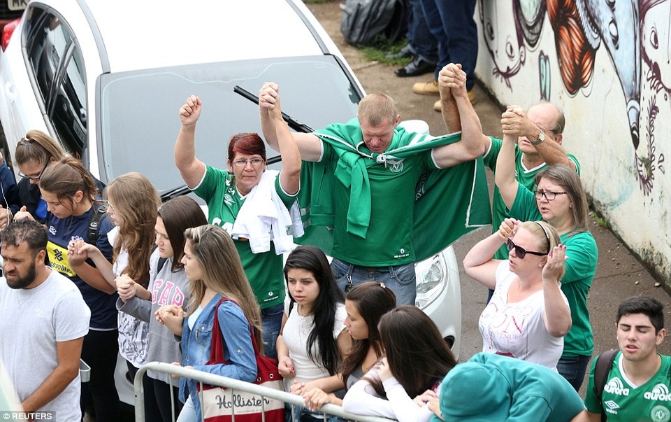 Xót lòng trước những giọt nước mắt của CĐV đội bóng xấu số Chapecoense - 9 Xót lòng trước những giọt nước mắt của CĐV đội bóng xấu số Chapecoense - 9