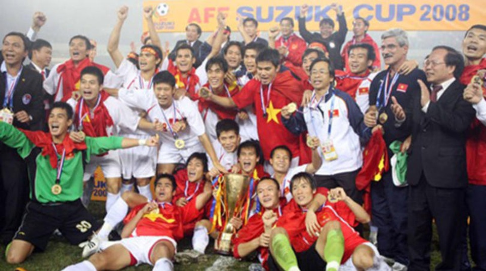 Thạch Bảo Khanh gợi lại ký ức về chức vô địch AFF Cup 2008 lịch sử - 1 Đội tuyển Việt Nam ăn mừng chức vô địch AFF Cup 2008 (ảnh: FourFourTwo)