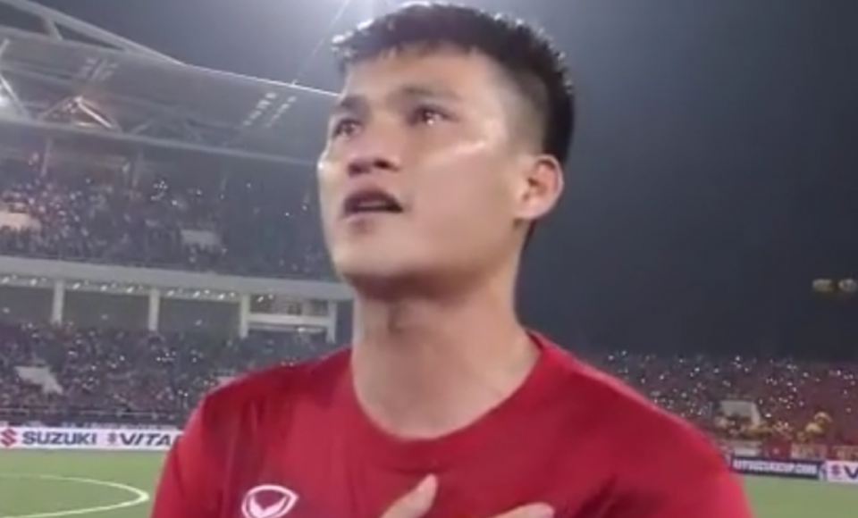 Giọt nước mắt của Công Vinh khi hát quốc ca trước trận gặp Indonesia