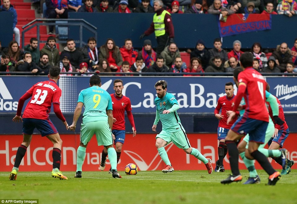 Ngả mũ trước siêu phẩm độc diễn giữa 5 cầu thủ của Messi - 1 Messi độc diễn giữa vòng vây của cùa thủ đối phương