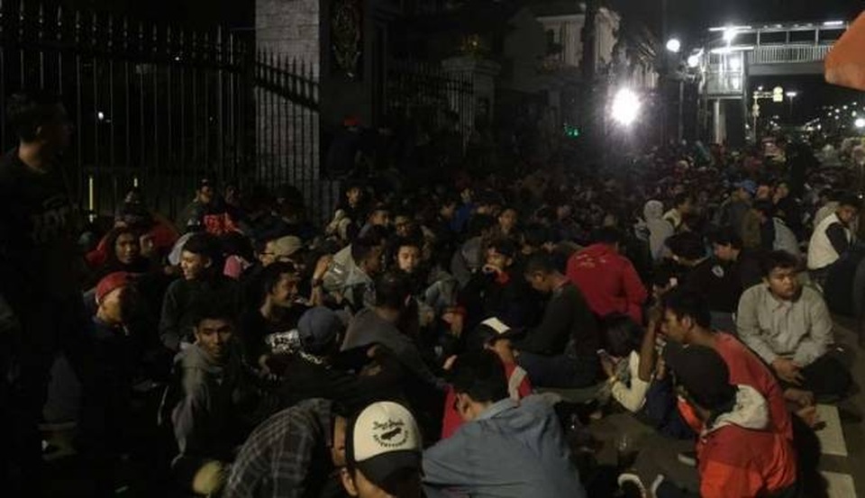 Hãi hùng cảnh tượng chen lấn mua vé xem chung kết AFF Cup ở Indonesia - 2