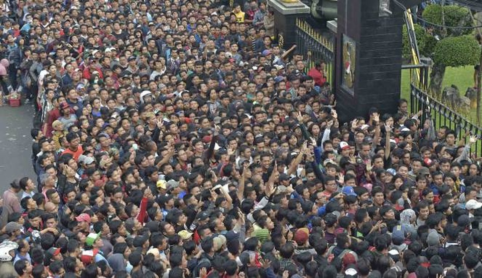 Hãi hùng cảnh tượng chen lấn mua vé xem chung kết AFF Cup ở Indonesia - 7
