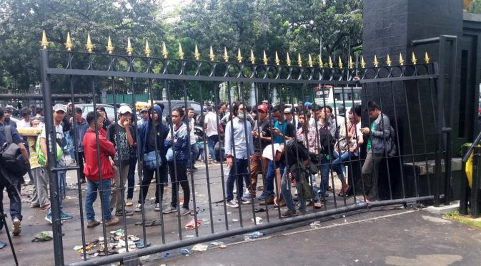 Cổng ở địa điểm bán vé bị xô trở nên xiêu vẹo