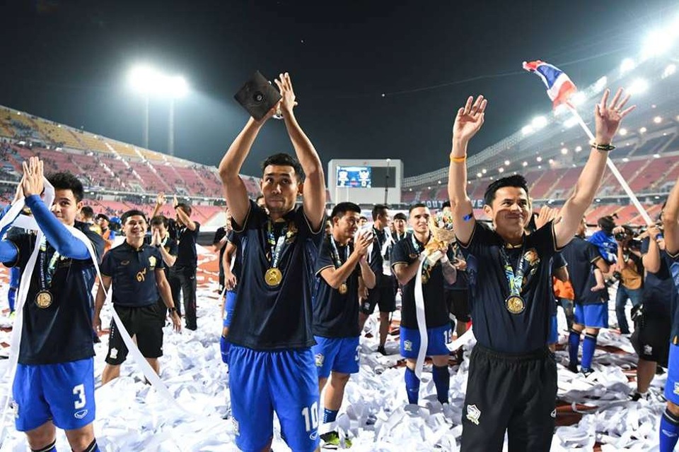 Thái Lan ngập tràn hạnh phúc giương cao chức vô địch AFF Cup 2016 - 9 Thày trò Kiatisuk cảm ơn sự ủng hộ của khán giả