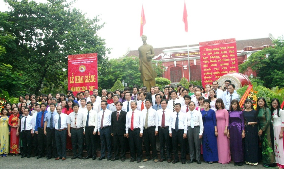 Học sinh Quốc học Huế háo hức mời thầy cô chụp ảnh lưu niệm ngày khai trường - 1 Sau phần chụp ảnh toàn thể giáo viên trường với đại biểu