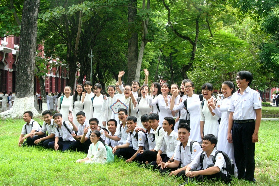 Học sinh Quốc học Huế háo hức mời thầy cô chụp ảnh lưu niệm ngày khai trường - 6 Phạm vi chụp ảnh từ sân trường, bãi cỏ, tượng đài Nguyễn Tất Thành...