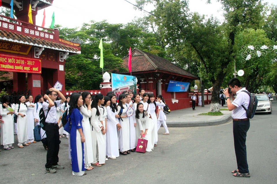 Học sinh Quốc học Huế háo hức mời thầy cô chụp ảnh lưu niệm ngày khai trường - 8 Cho đến ngoài cổng trường