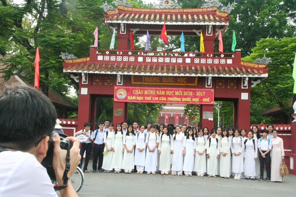 Học sinh Quốc học Huế háo hức mời thầy cô chụp ảnh lưu niệm ngày khai trường - 9 Ngôi trường lâu đời nhất xứ Huế - Quốc Học với 120 năm đã ghi dấu nhiều thế hệ học sinh tài năng nhất của cố đô