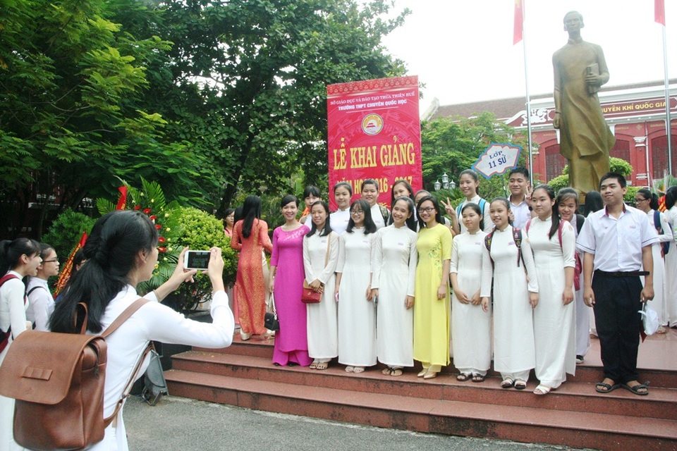Học sinh Quốc học Huế háo hức mời thầy cô chụp ảnh lưu niệm ngày khai trường - 2 Là đến phần các học sinh hào hứng nhất, chụp ảnh với người dẫn dắt lớp