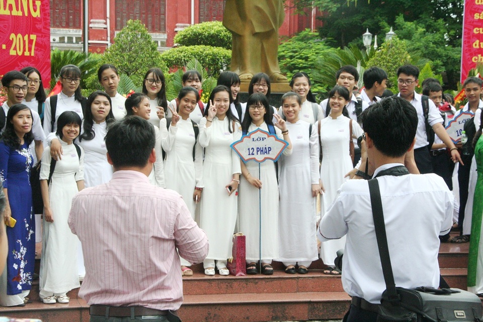 Học sinh Quốc học Huế háo hức mời thầy cô chụp ảnh lưu niệm ngày khai trường - 4 Học sinh Quốc học Huế háo hức mời thầy cô chụp ảnh lưu niệm ngày khai trường - 4