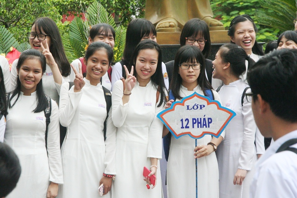 Học sinh Quốc học Huế háo hức mời thầy cô chụp ảnh lưu niệm ngày khai trường - 5 Lớp 12 Pháp cười tươi rói cho những pô ảnh năm học cuối