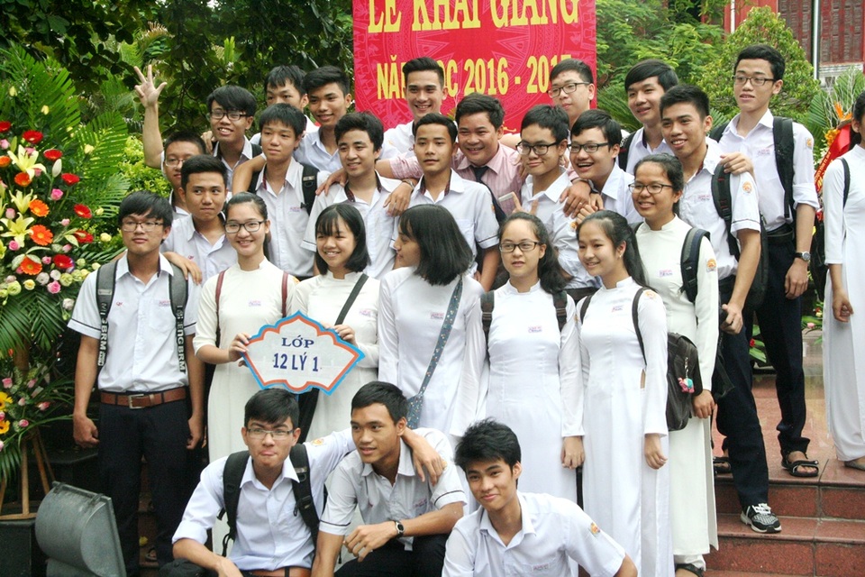 Học sinh Quốc học Huế háo hức mời thầy cô chụp ảnh lưu niệm ngày khai trường - 7 Học sinh Quốc học Huế háo hức mời thầy cô chụp ảnh lưu niệm ngày khai trường - 7