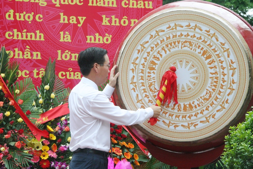 Trưởng Ban Tuyên giáo Trung ương dự khai giảng ở ngôi trường 120 năm tuổi - 1
Ông Võ Văn Thưởng - Ủy viên Bộ Chính trị, Bí thư Trung ương Đảng, Trưởng Ban Tuyên giáo Trung ương đánh trống khai giảng năm học mới ở trường THPT chuyên Quốc học Huế sáng nay 5/9.