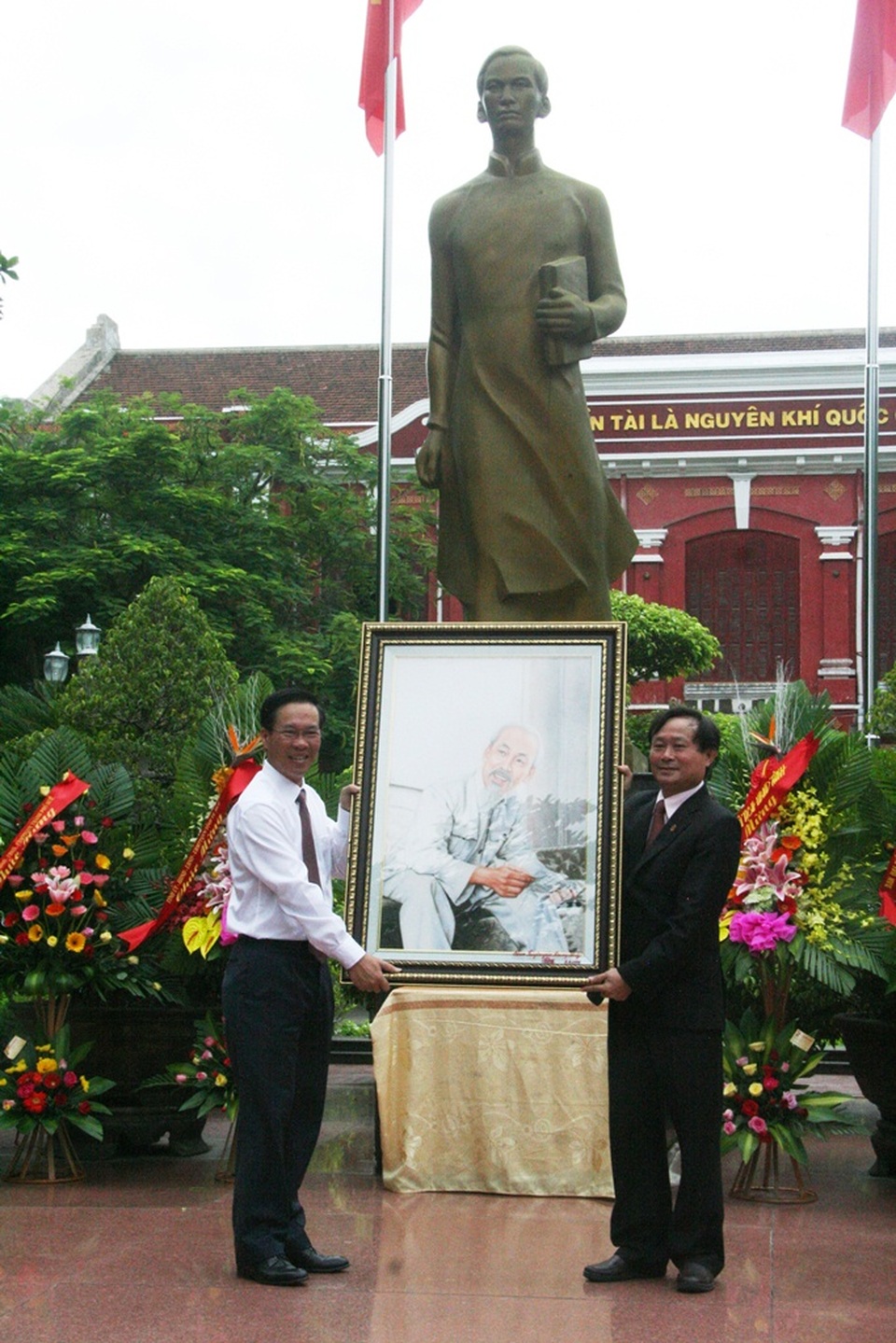 Trưởng Ban Tuyên giáo Trung ương dự khai giảng ở ngôi trường 120 năm tuổi - 3
Ông Võ Văn Thưởng tặng nhà trường bức ảnh Chủ tịch Hồ Chí Minh.