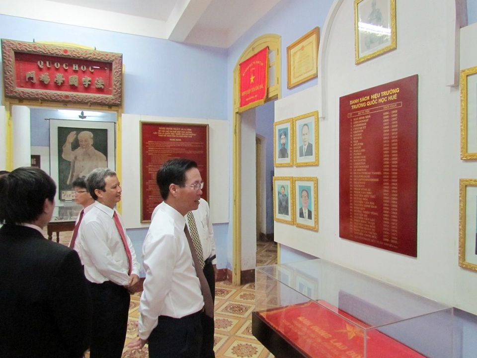 Trưởng Ban Tuyên giáo Trung ương dự khai giảng ở ngôi trường 120 năm tuổi - 5
Ông Võ Văn Thưởng thăm phòng lưu niệm nhà trường, nơi lưu giữ những kỷ niệm của nhiều vị lãnh đạo Đảng và Nhà nước ta đã học tại đây.