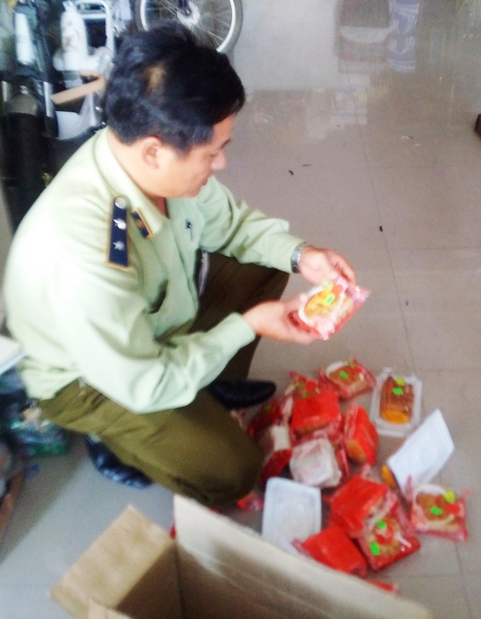Phát hiện nhiều bánh trung thu ghi ngày sản xuất sau “thời hiện tại” - 2 Chi cục Quản lý Thị trường tỉnh Thừa Thiên Huế đang kiểm tra số bánh trung thu ghi sai ngày sản xuất trên