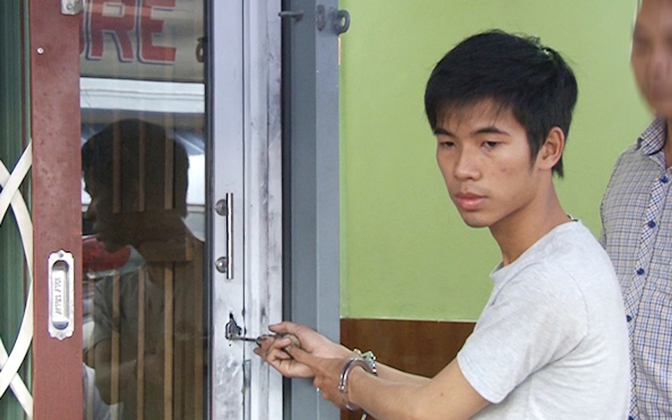 Sinh viên đột nhập tiệm máy tính lấy cắp nhiều laptop, ổ cứng - 2 Đối tượng diễn lại cảnh đột nhập vào quán