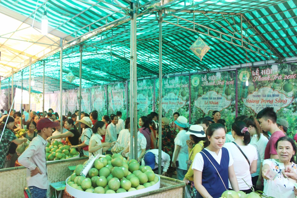 Đông đảo người dân và du khách đã đến tham quan, mua sắm ở lễ hội thanh trà Huế lần thứ 5 từ 9-11/9