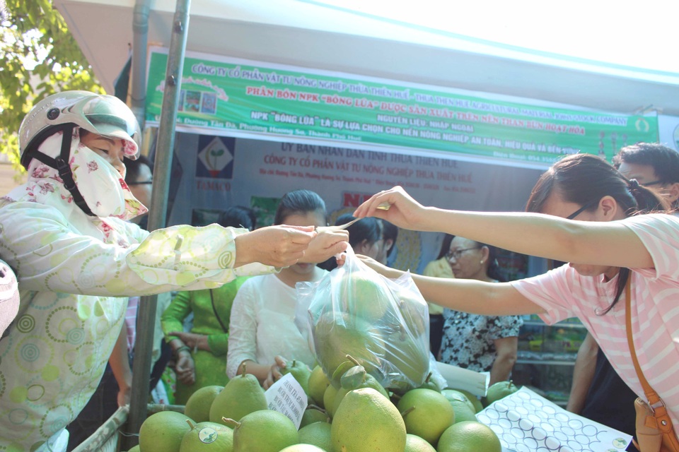 Không khí mua bán nhộn nhịp của lễ hội