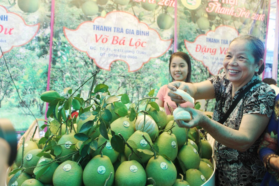 Một chủ gian hàng đang mời khách